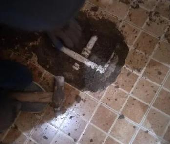 温泉卫生间漏水维修公司为您分享下卫生间渗水如何处理及注意事项
